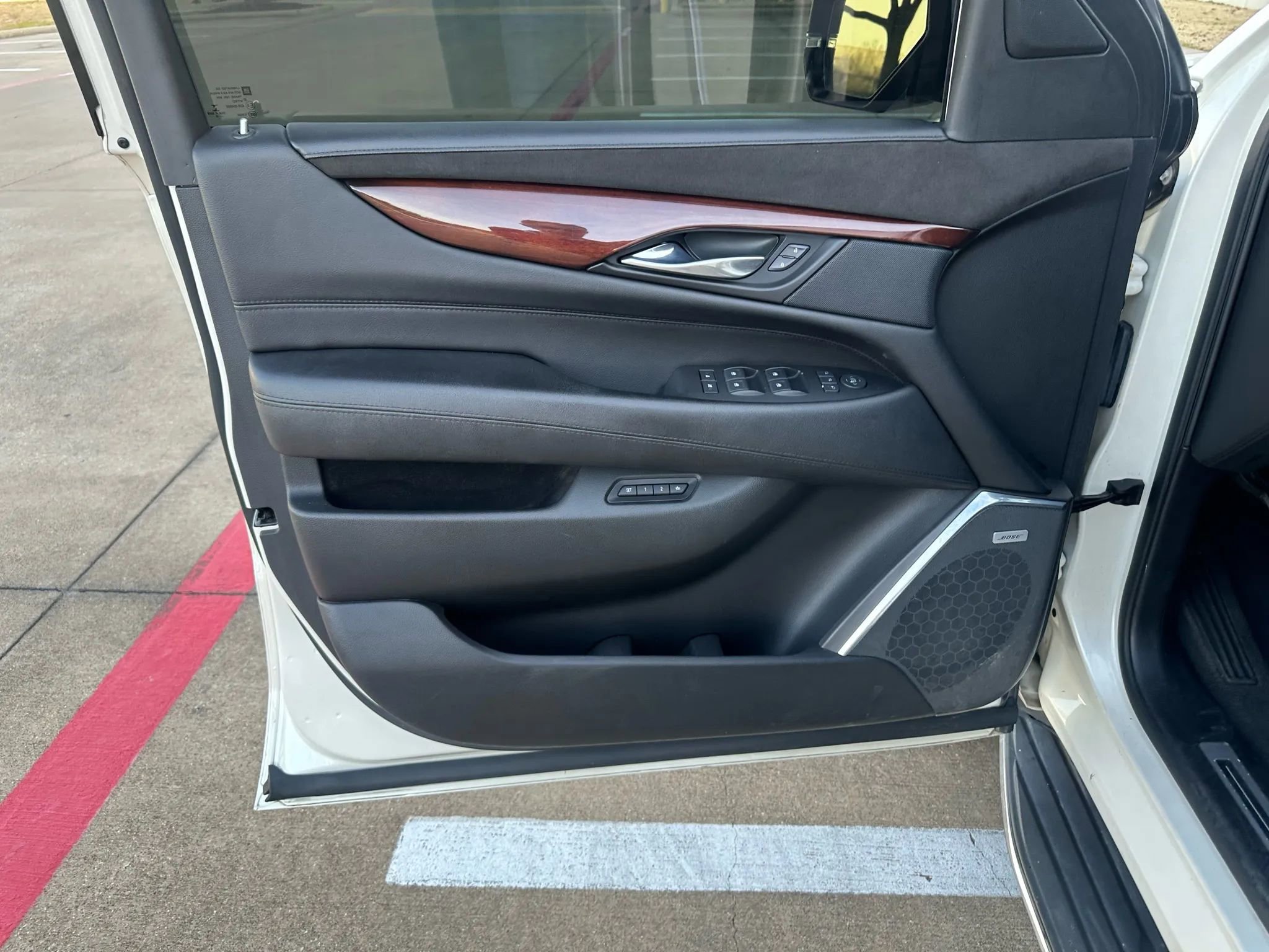 Used 2015 Cadillac Escalade Luxury AWD/4WD image 16