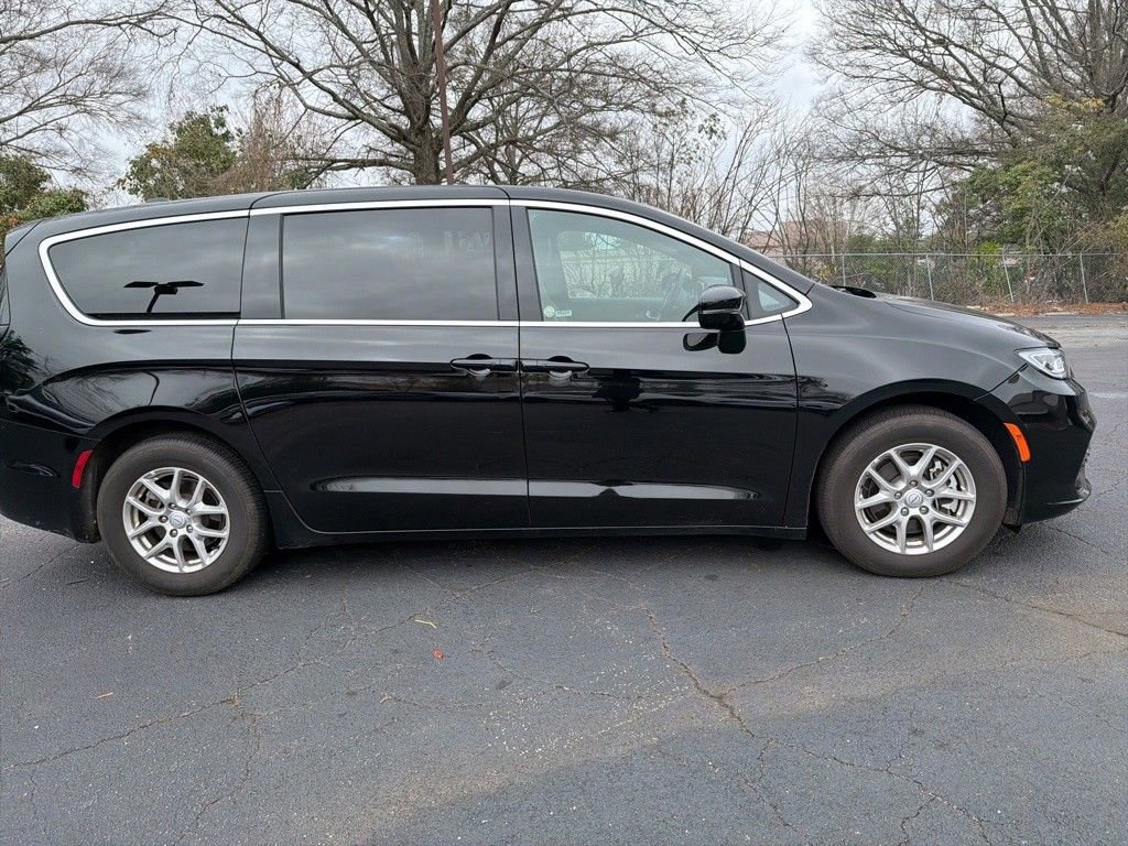 Used 2025 Chrysler Pacifica Select image 7