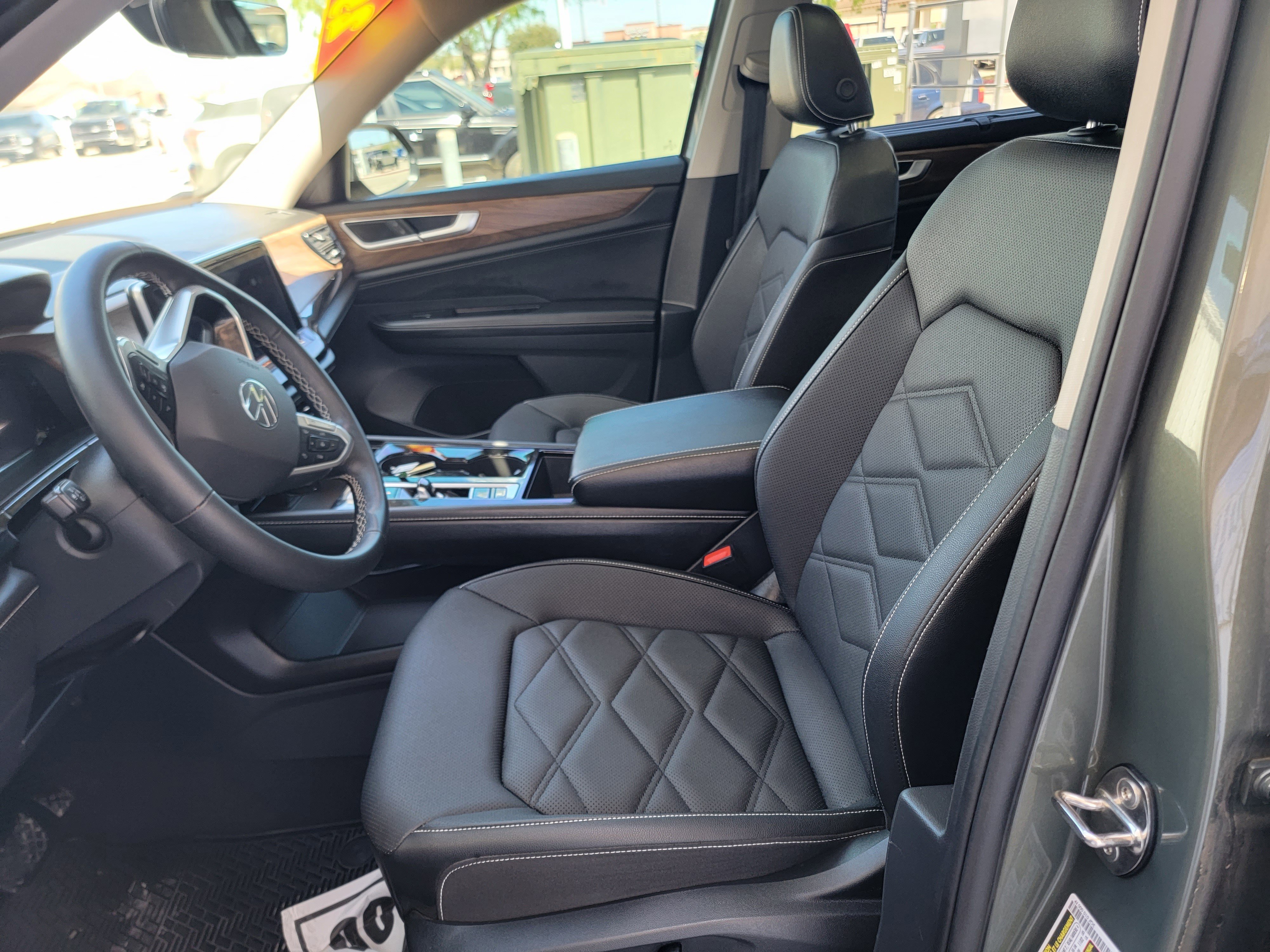 Used 2025 Volkswagen Atlas SE image 12