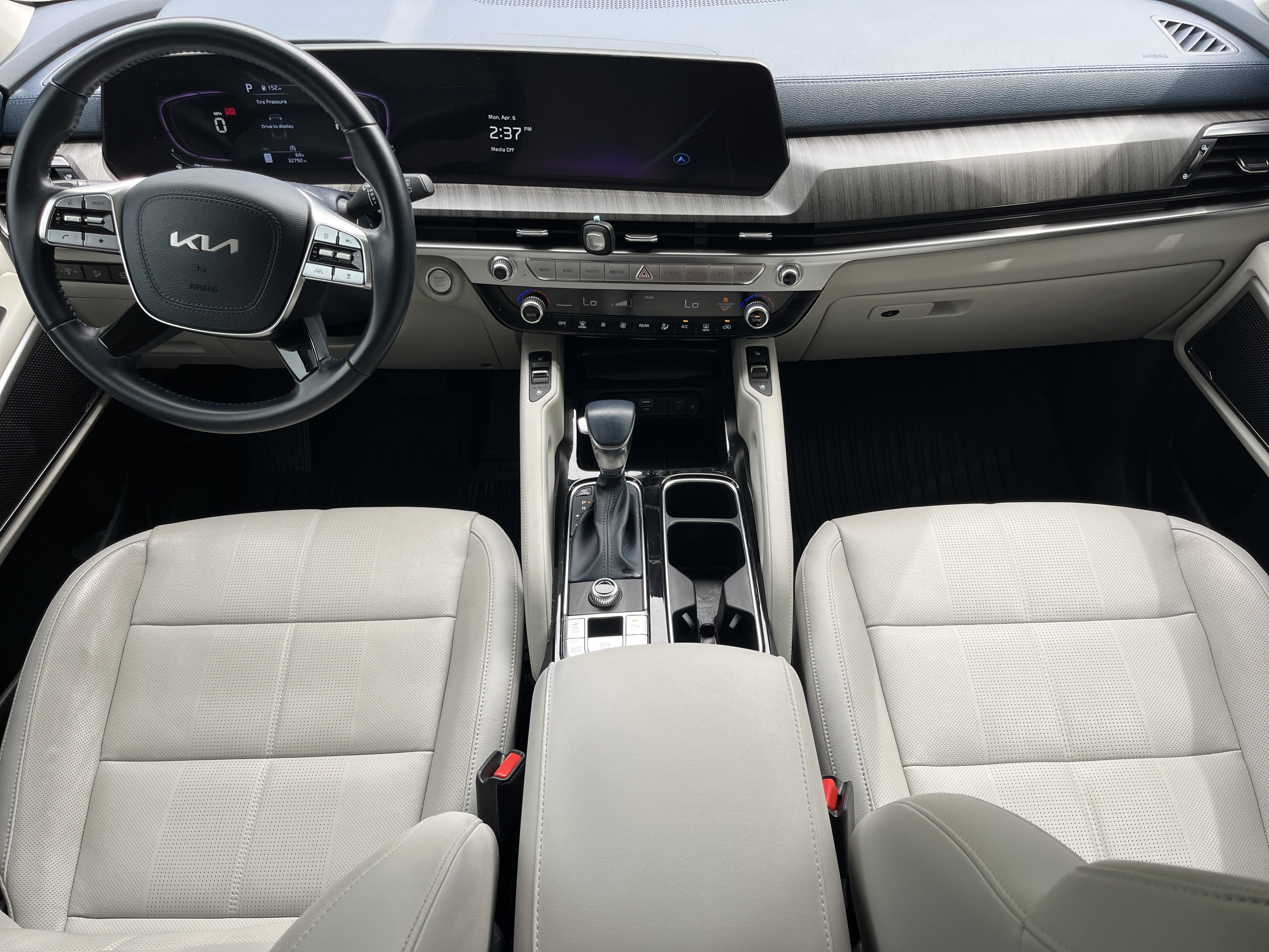 Used 2023 Kia Telluride EX w/ EX Captain's Chair Package image 3