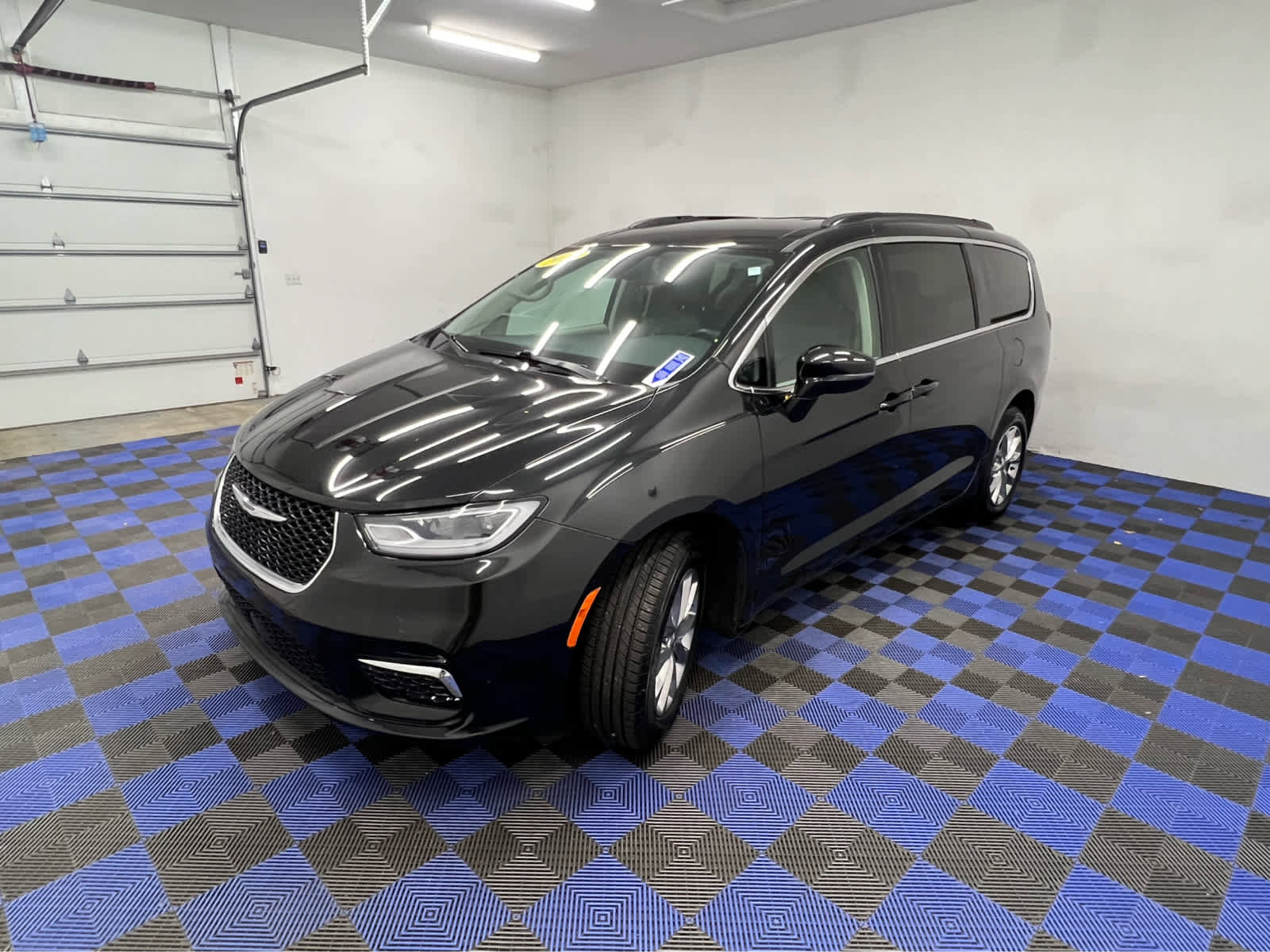 Used 2022 Chrysler Pacifica Touring-L image 16