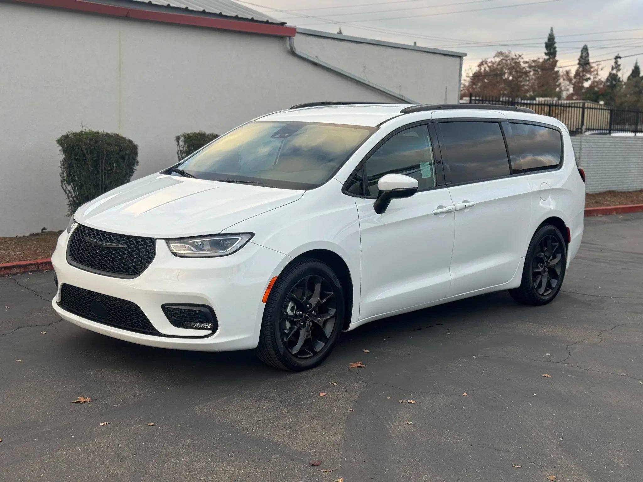 Used 2023 Chrysler Pacifica Touring-L w/ S Appearance Package image 2