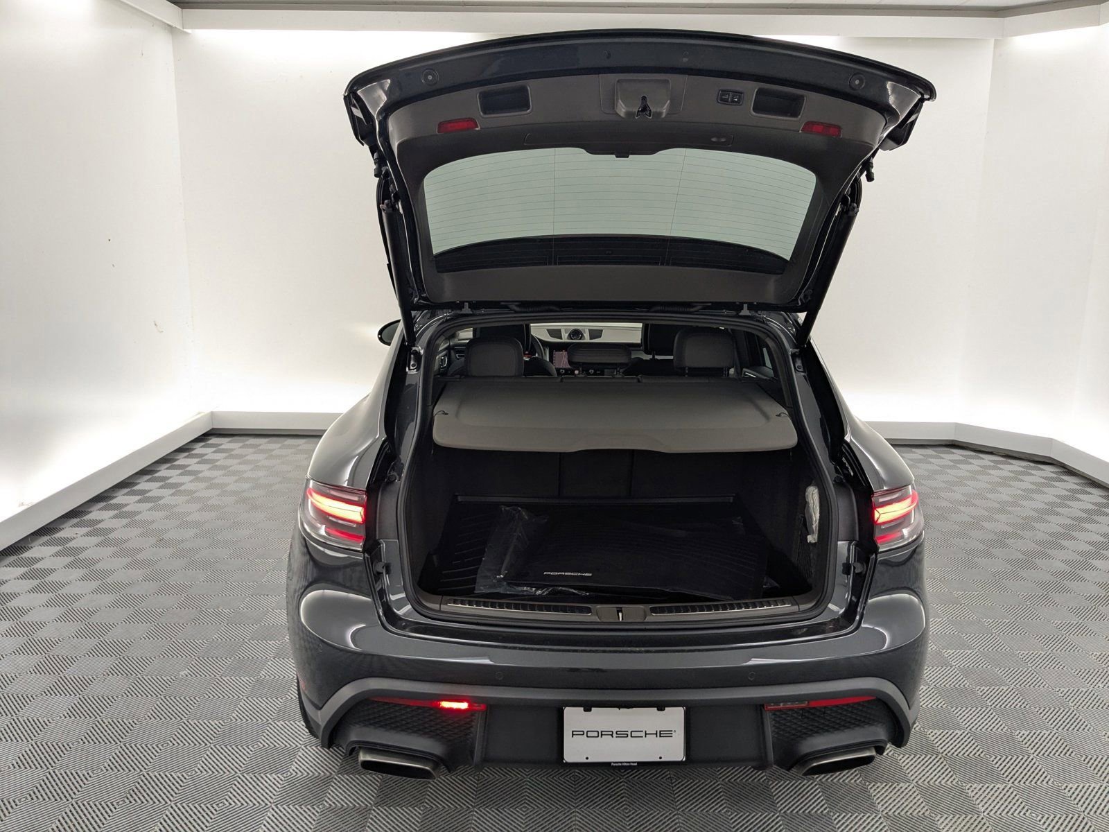 Certified 2026 Porsche Macan Turbo AWD/4WD image 10