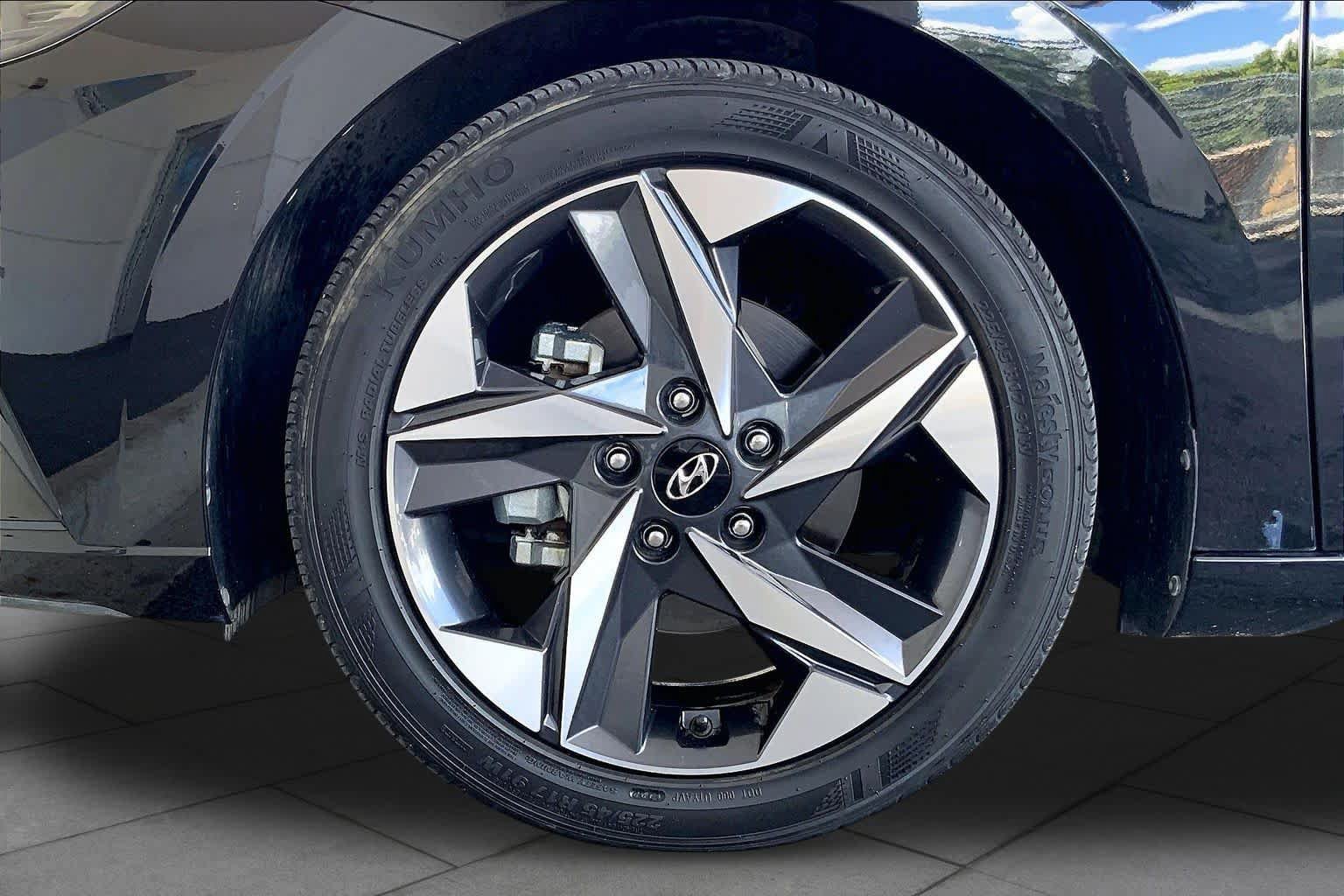 Used 2023 Hyundai Elantra SEL w/ Convenience Package FWD image 11