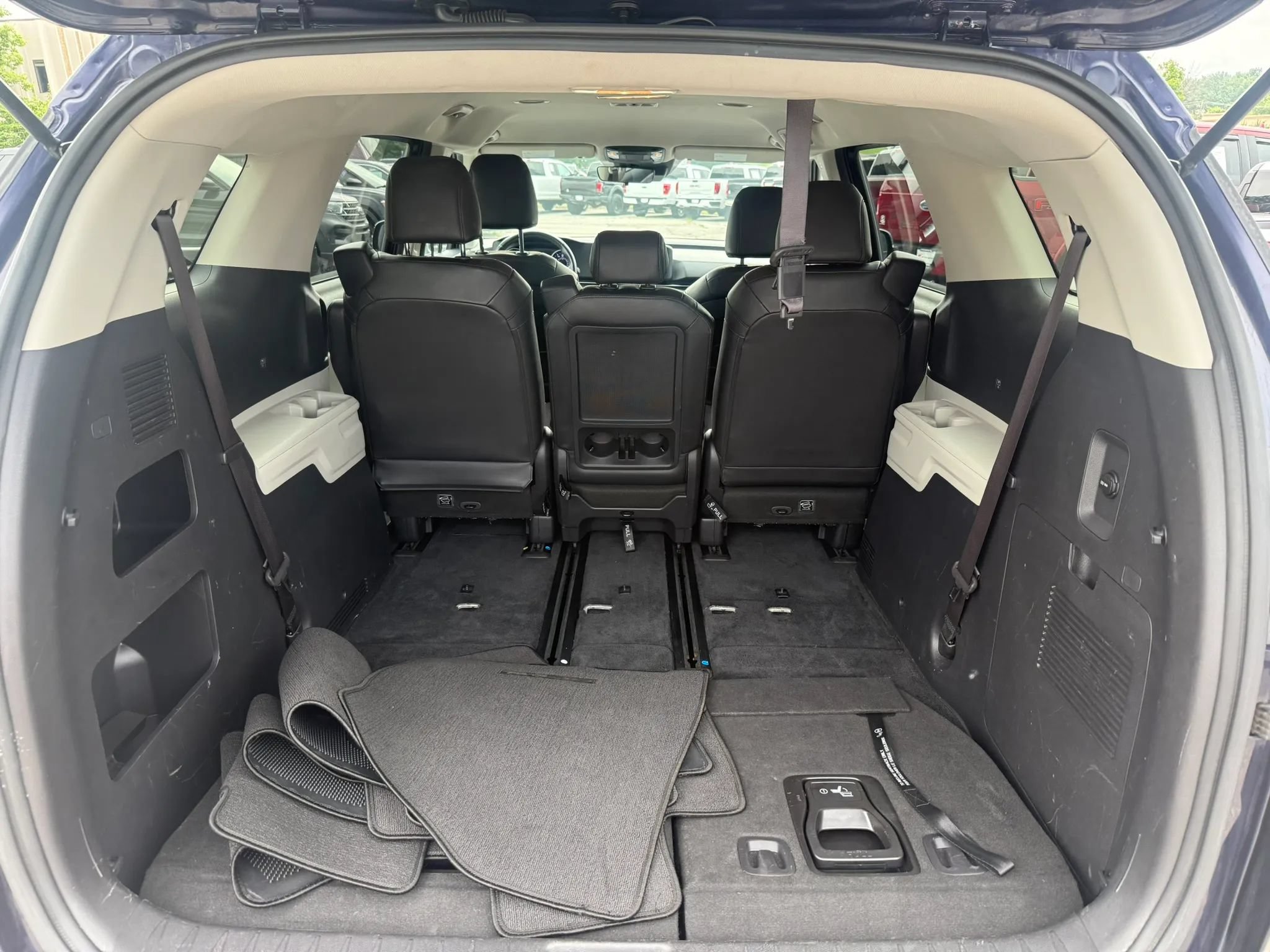 Used 2024 Kia Carnival LX FWD image 5