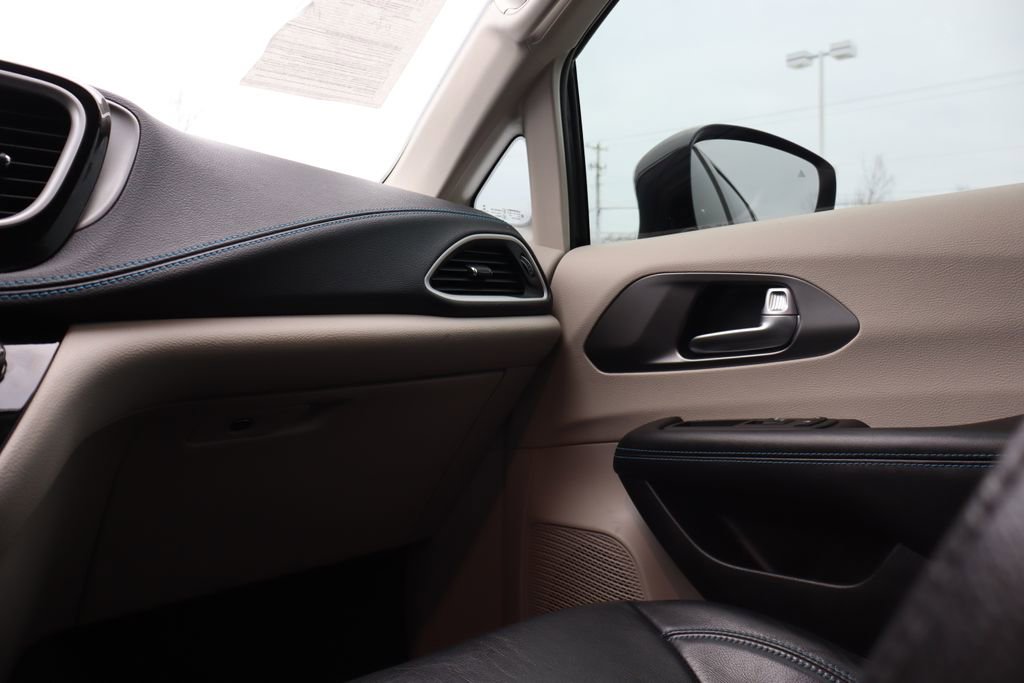 Used 2021 Chrysler Pacifica Touring-L w/ Uconnect Theater Family Group image 51