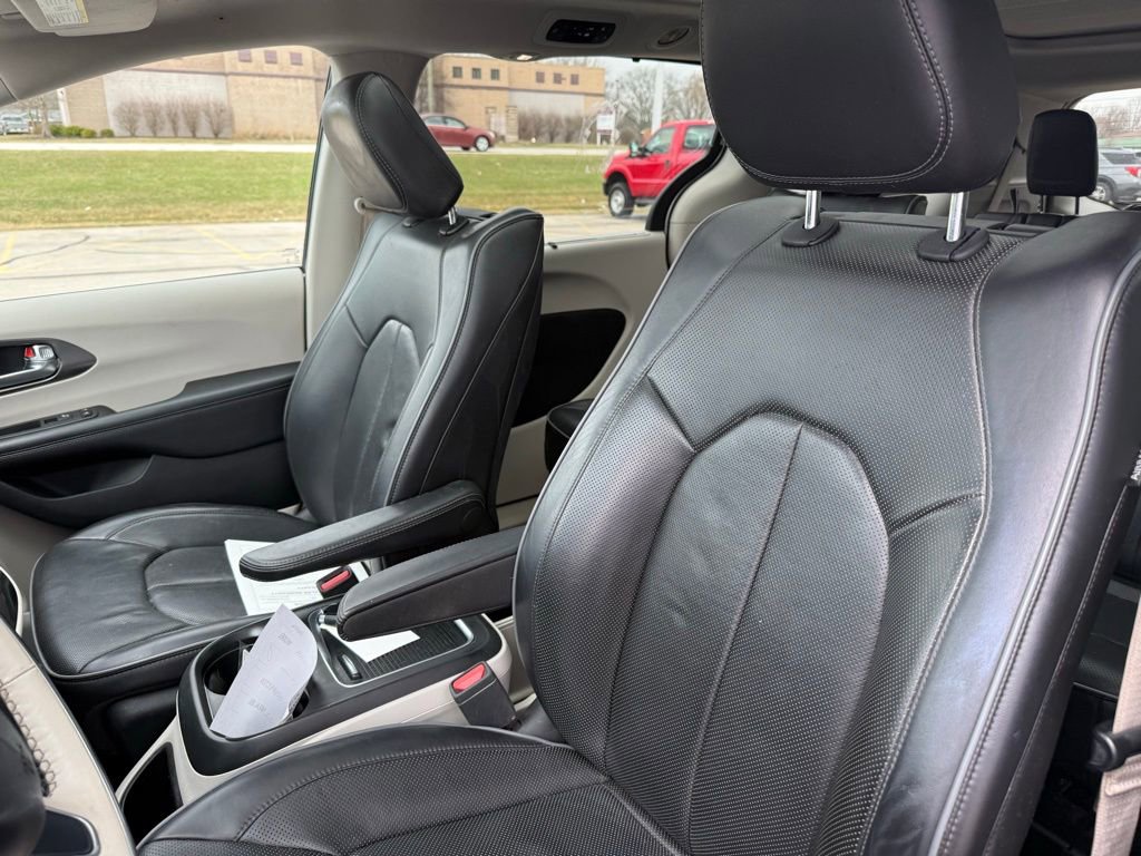 Used 2019 Chrysler Pacifica Limited w/ Advanced Safetytec Group image 3