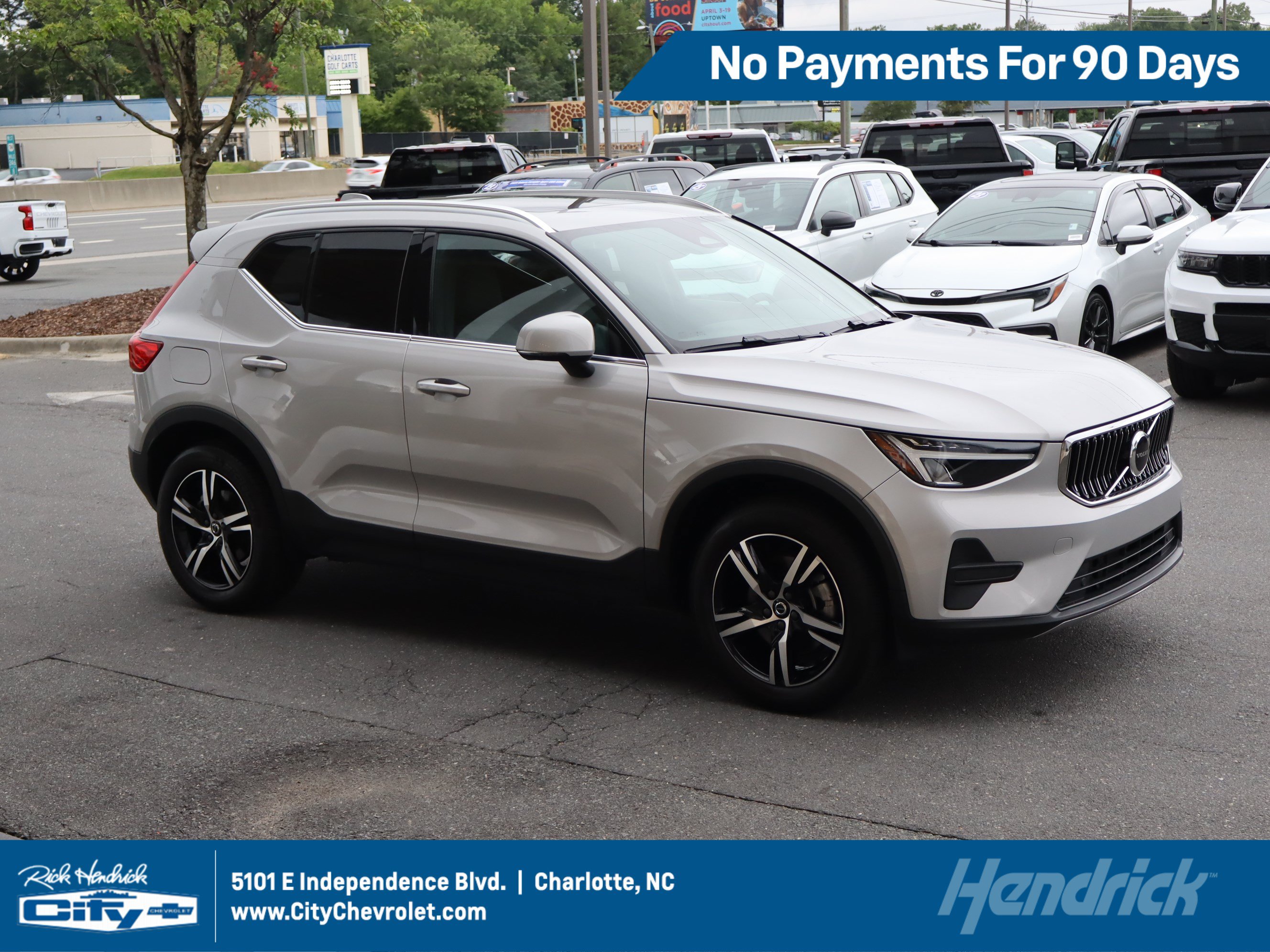 Used 2025 Volvo XC40 B5 Core AWD/4WD image 1