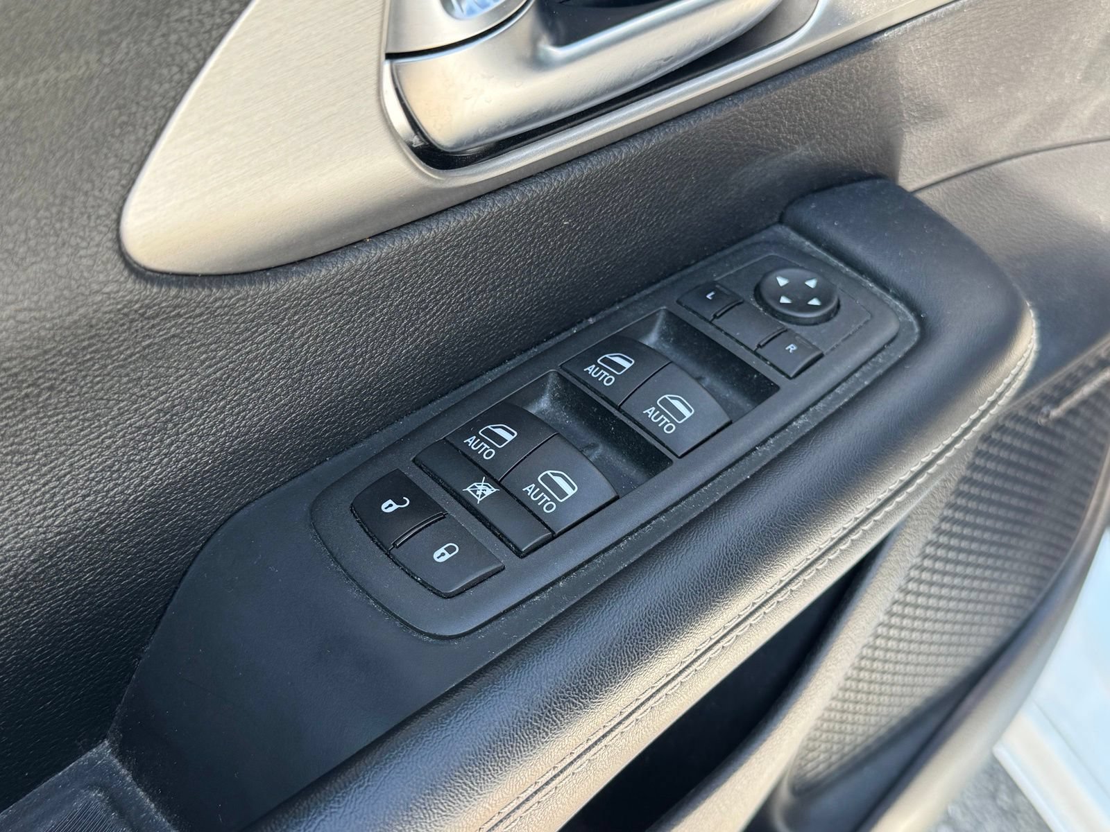 Used 2022 Chrysler Pacifica Limited w/ Uconnect Theater Family Group FWD image 12
