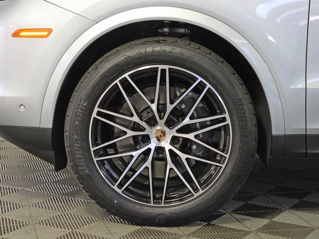 Used 2025 Porsche Cayenne image 39