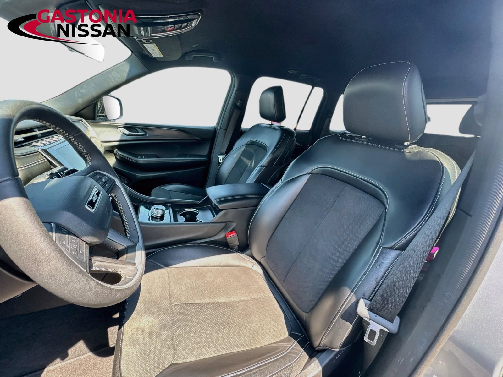 Used 2025 Jeep Grand Cherokee Altitude AWD/4WD image 26