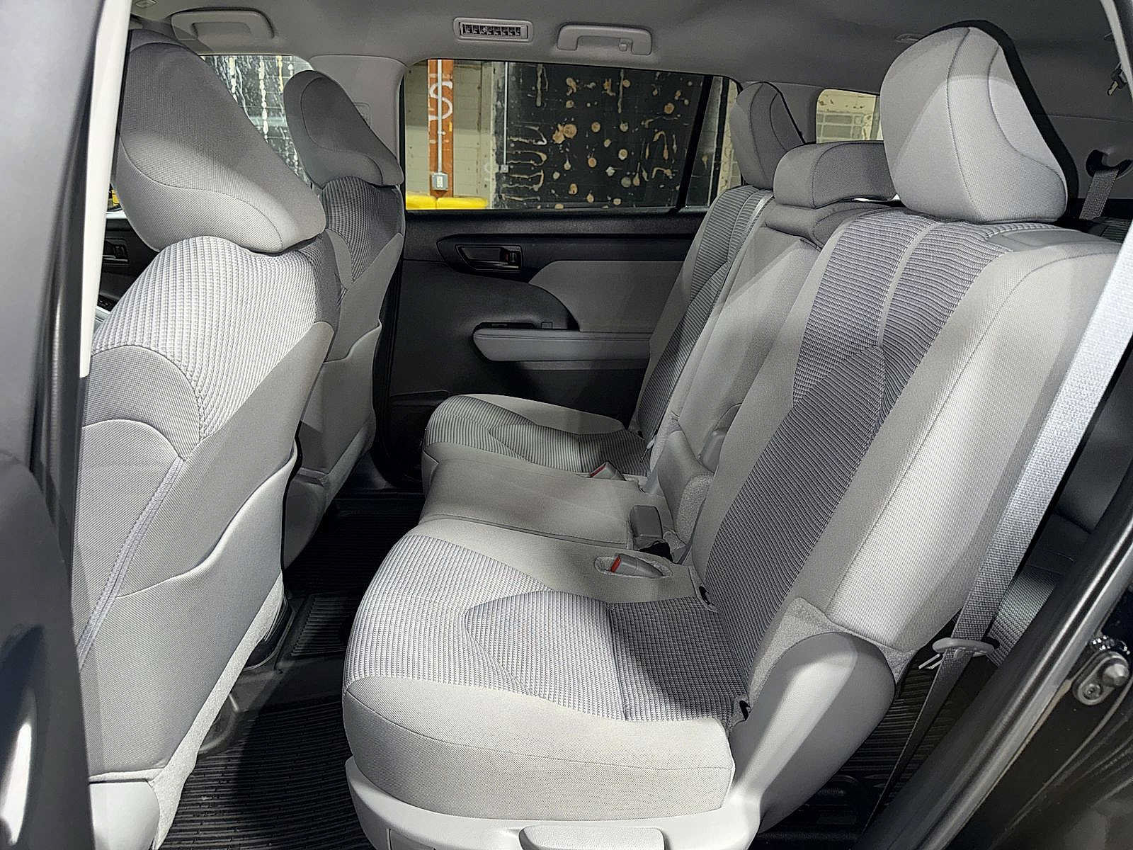Used 2024 Toyota Highlander LE FWD image 17