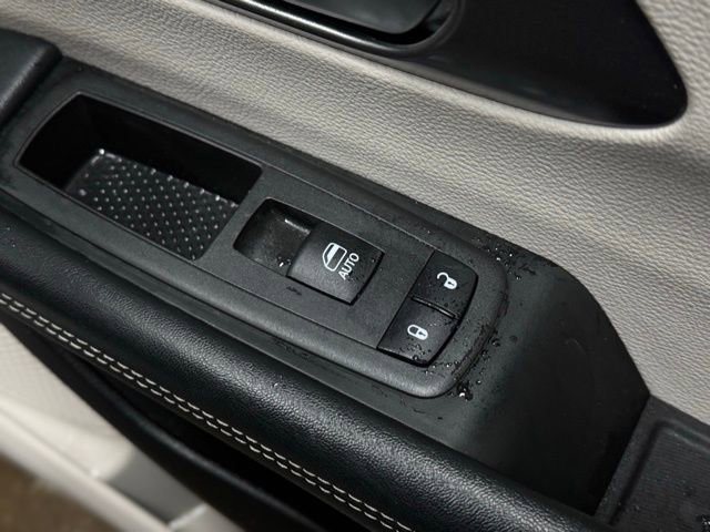 Used 2022 Chrysler Pacifica Touring-L image 16