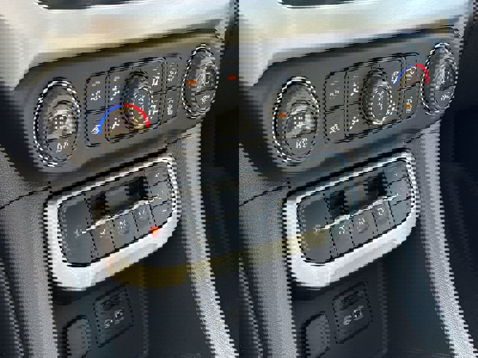 Used 2023 GMC Acadia SLT w/ Technology Package image 26