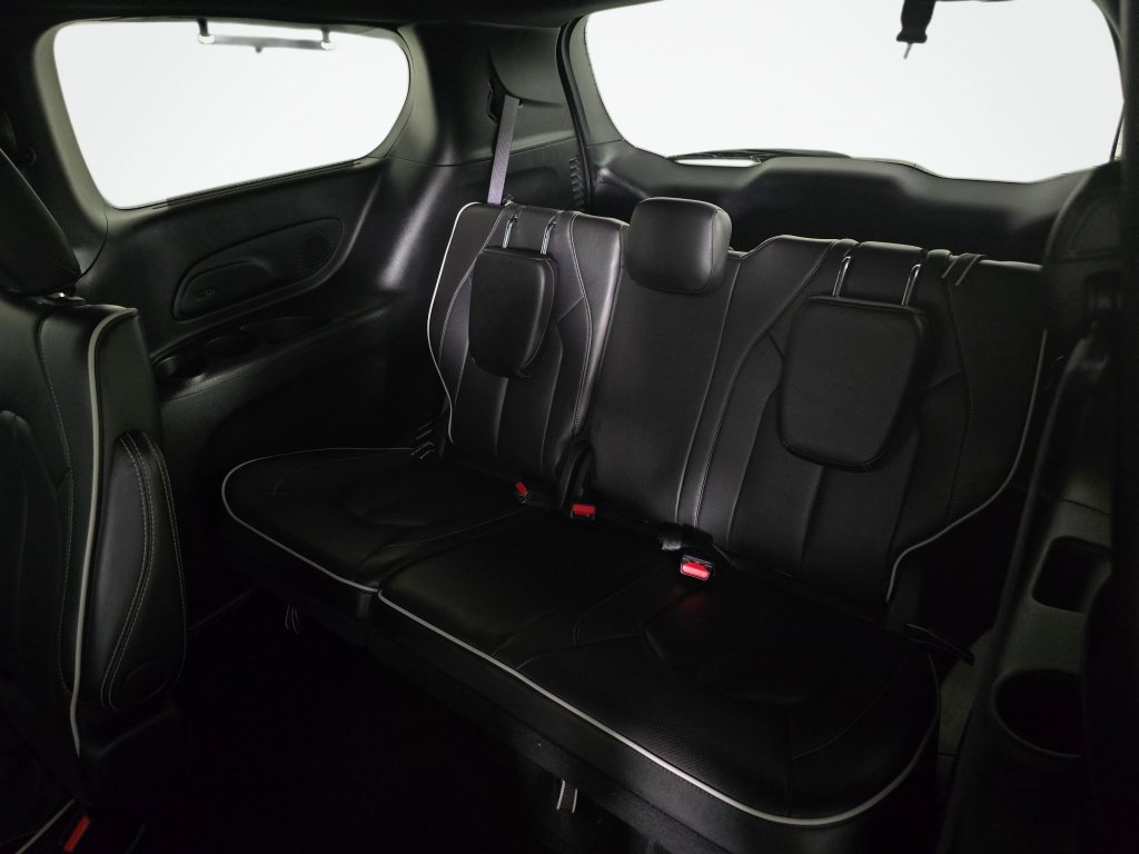Used 2025 Chrysler Pacifica Limited FWD image 30