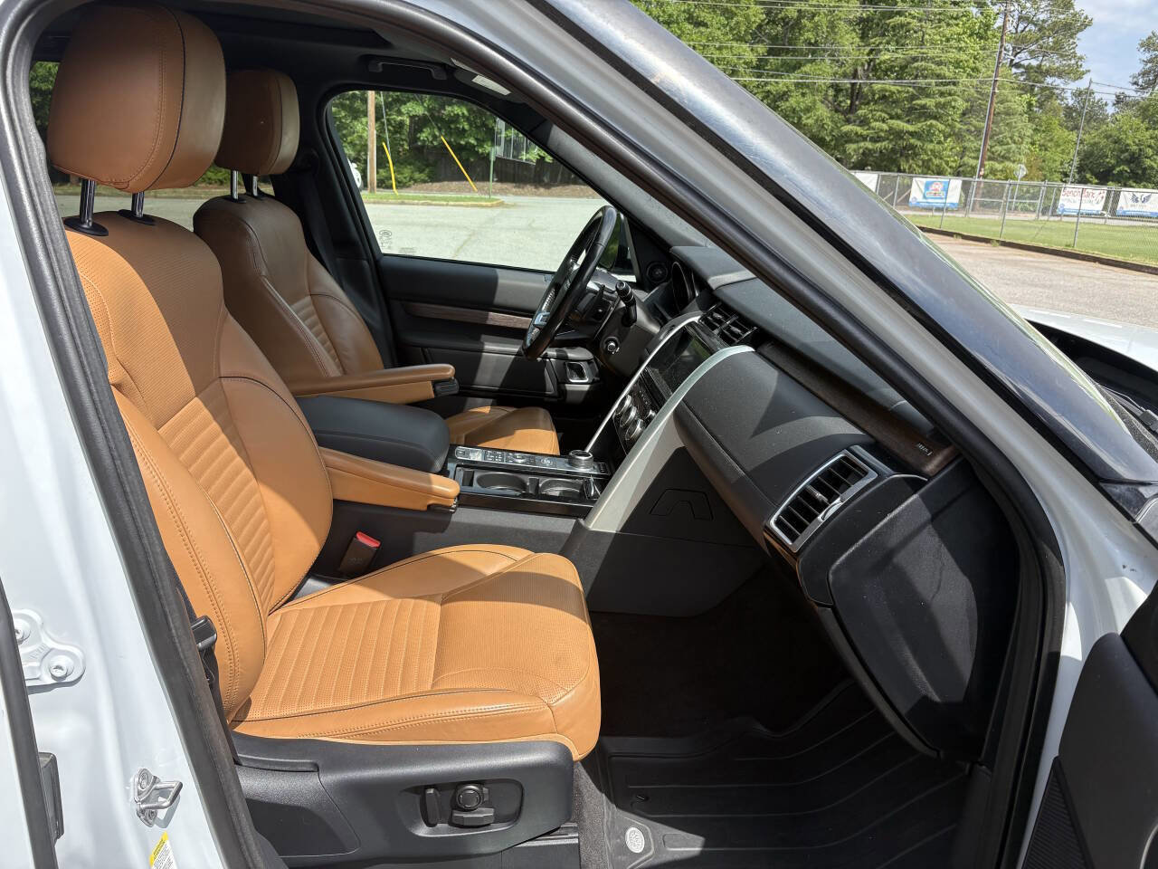 Used 2017 Land Rover Discovery HSE AWD/4WD image 15