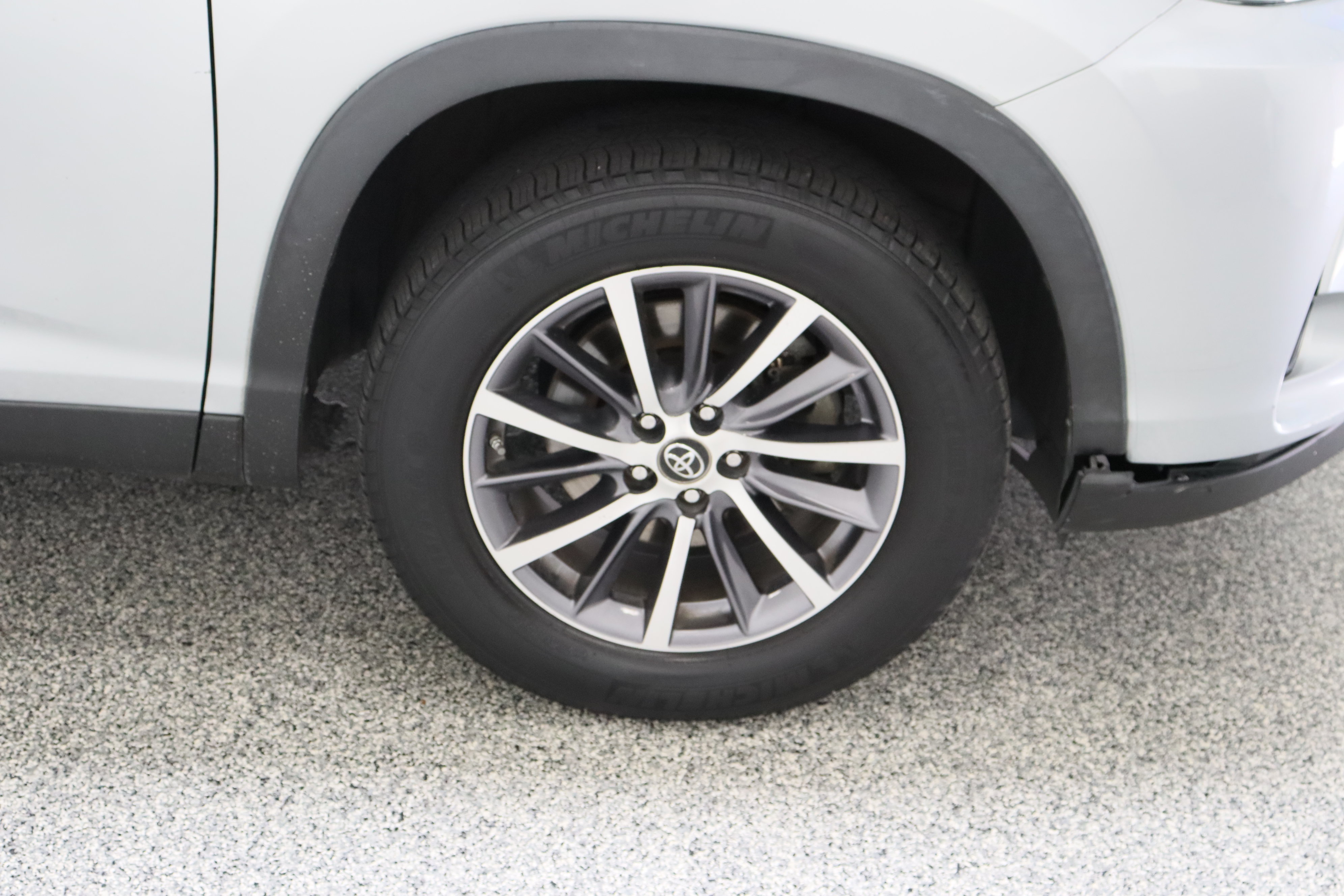 Used 2019 Toyota Highlander XLE FWD image 5