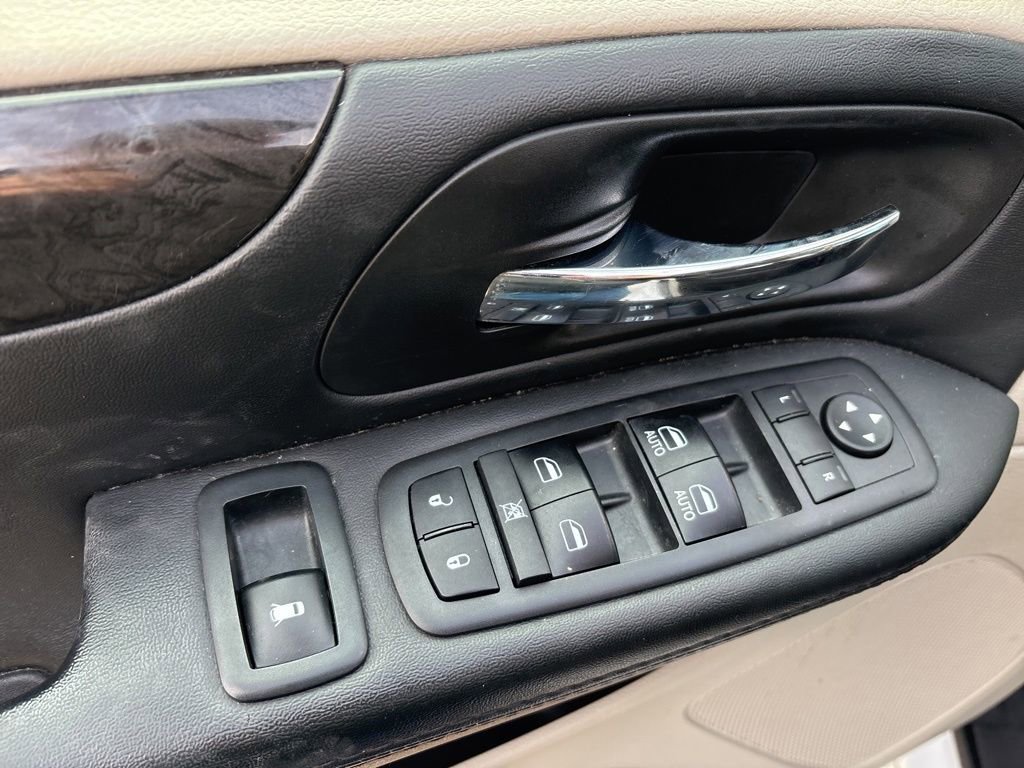 Used 2018 Dodge Grand Caravan SE w/ UConnect Hands-Free Group image 16