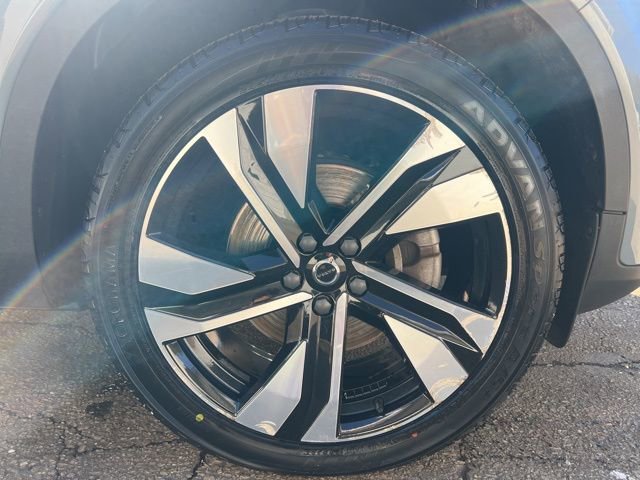 Certified 2023 Volvo XC40 B5 Plus w/ Protection Package Premier image 12