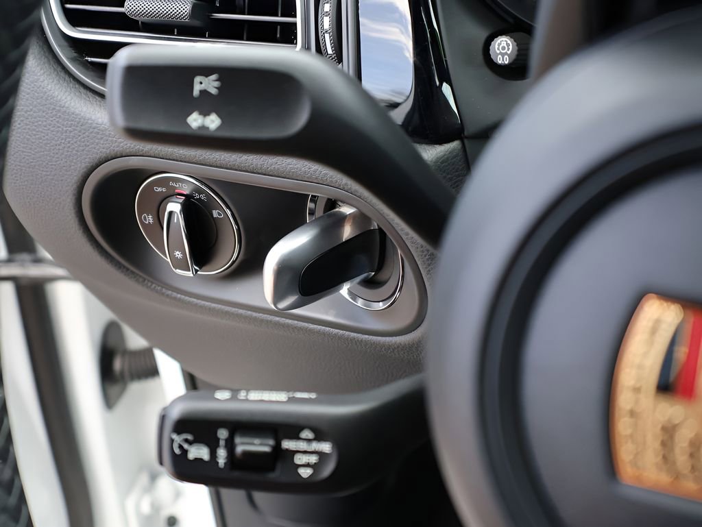 Certified 2025 Porsche Macan Turbo image 32