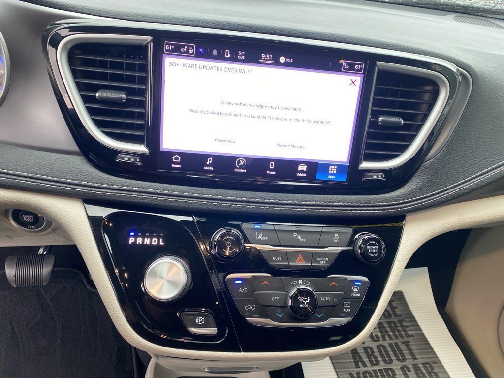 Used 2022 Chrysler Pacifica Touring-L image 11