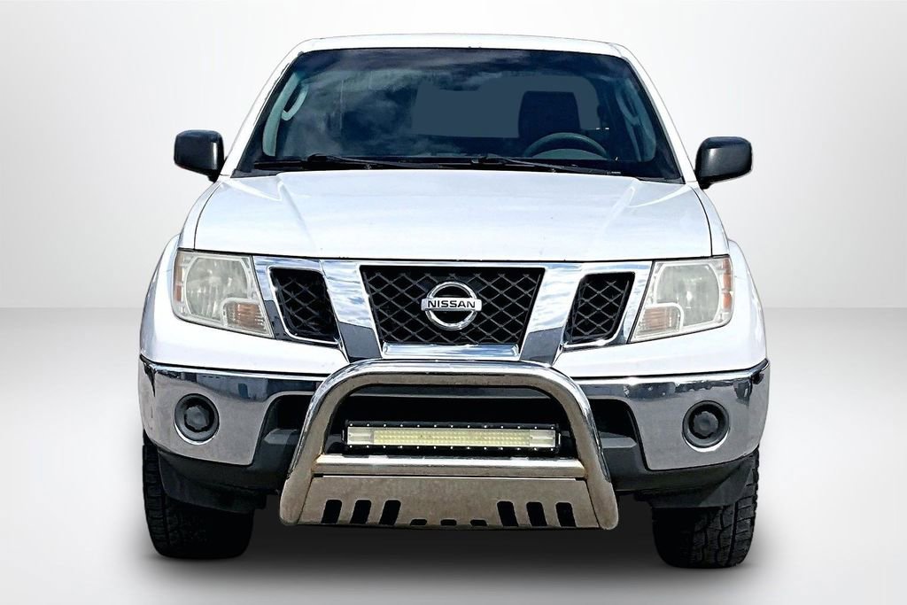 Used 2010 Nissan Frontier SE image 2