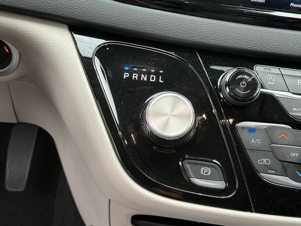 Used 2024 Chrysler Pacifica Touring-L FWD image 19