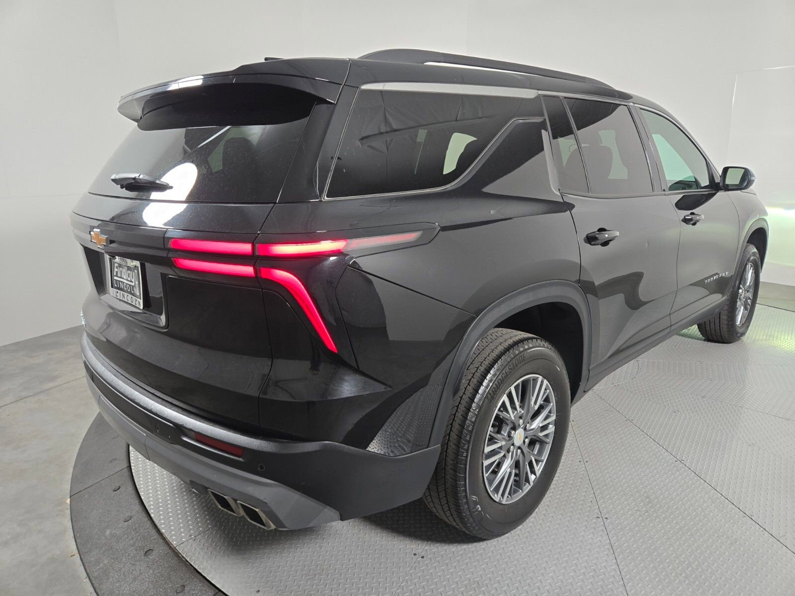 Used 2025 Chevrolet Traverse LT FWD image 4