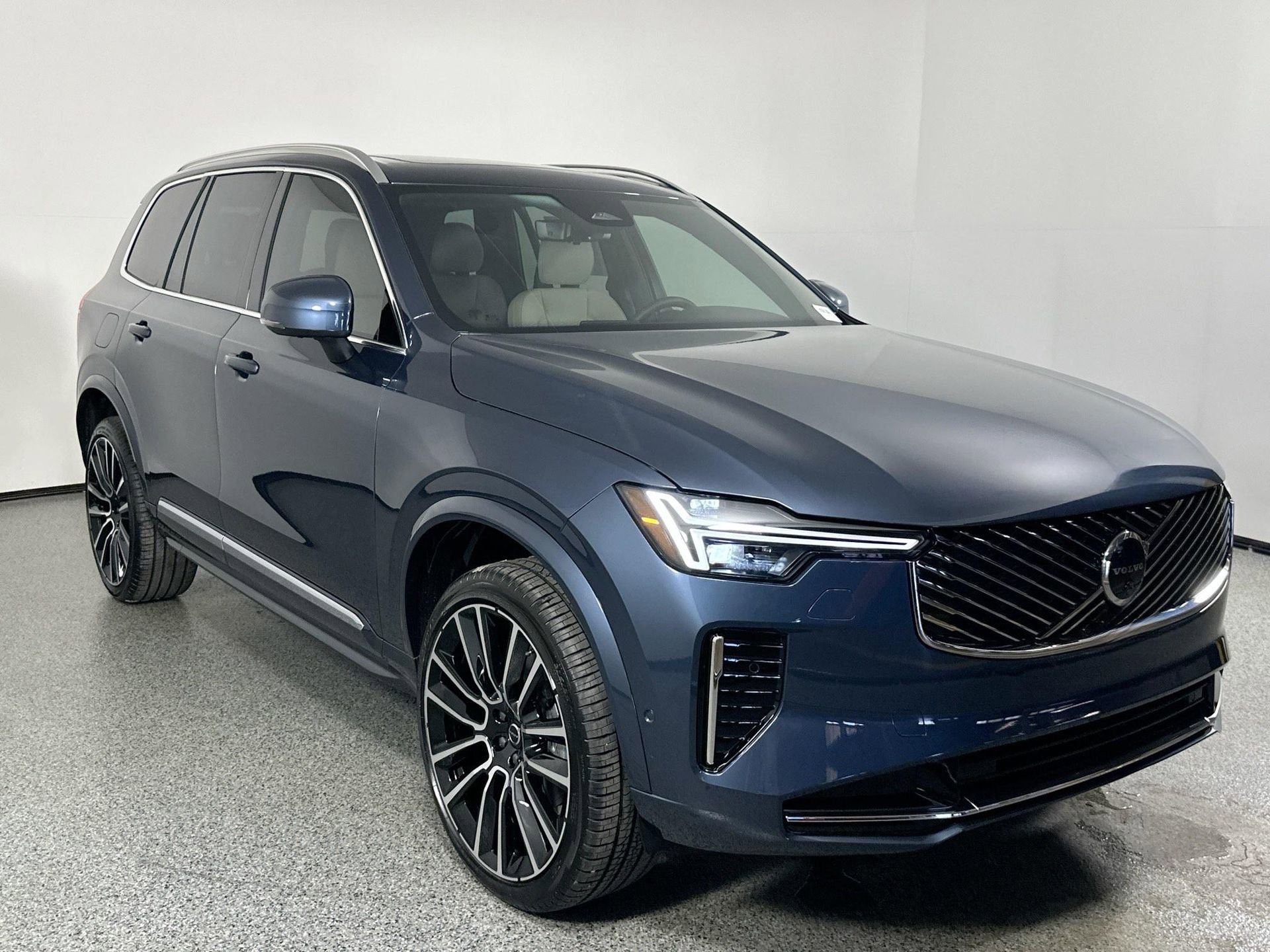 New 2026 Volvo XC90 B6 Plus image 3