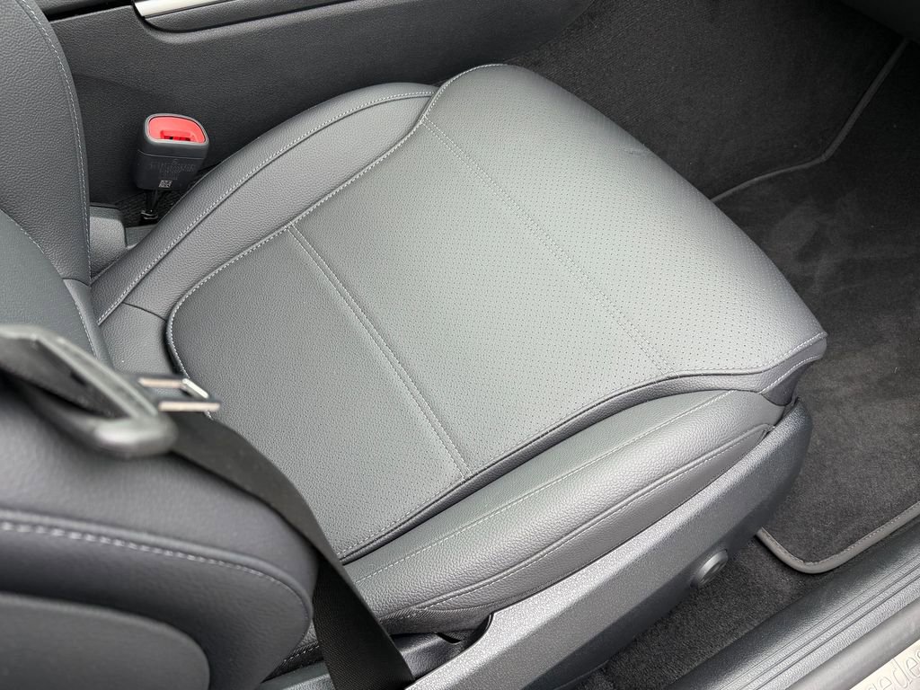 Used 2025 Mercedes-Benz C 300 4MATIC Sedan image 16