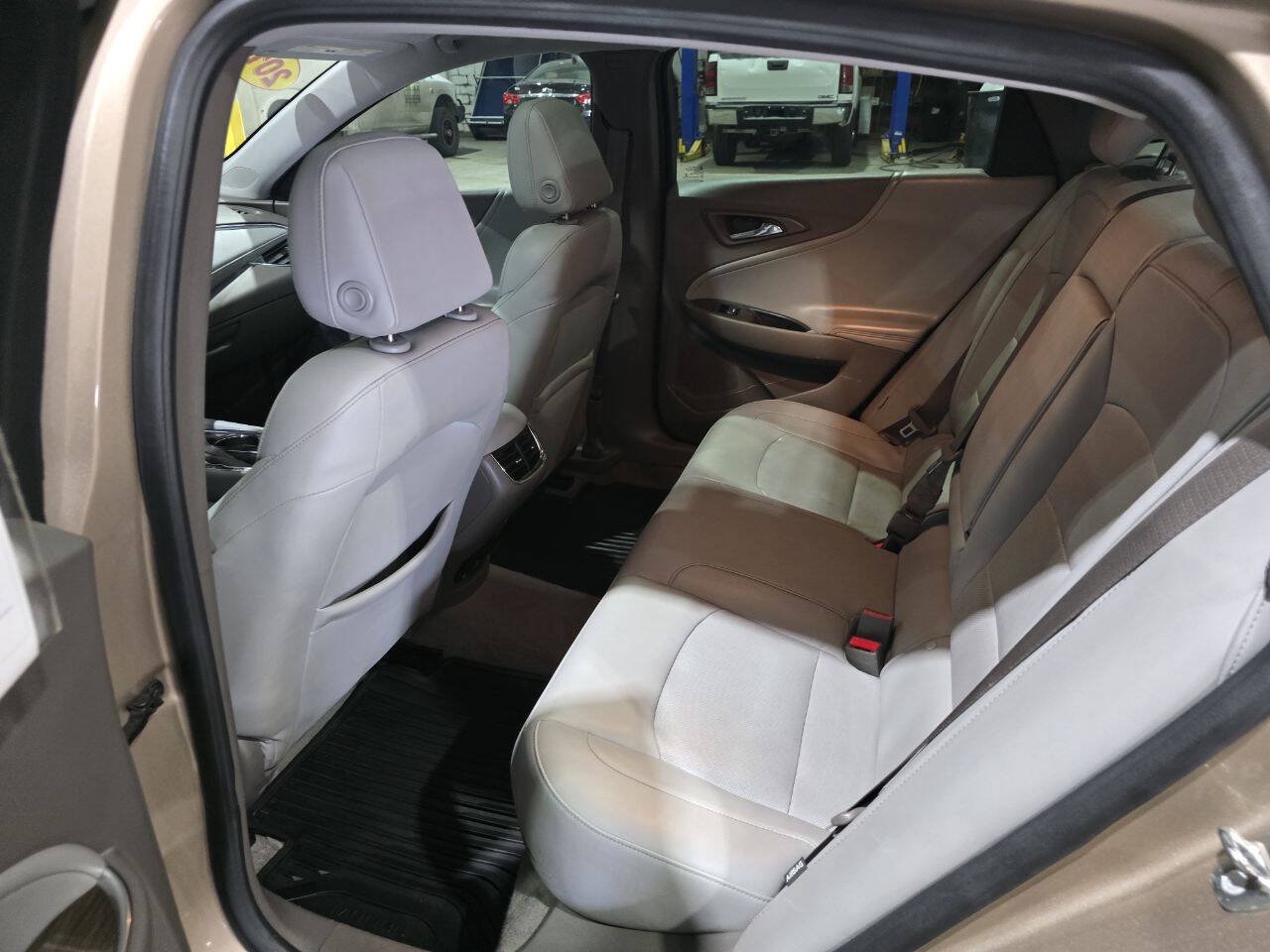 Used 2018 Chevrolet Malibu Premier w/ Premier Sun and Wheel Package FWD image 27