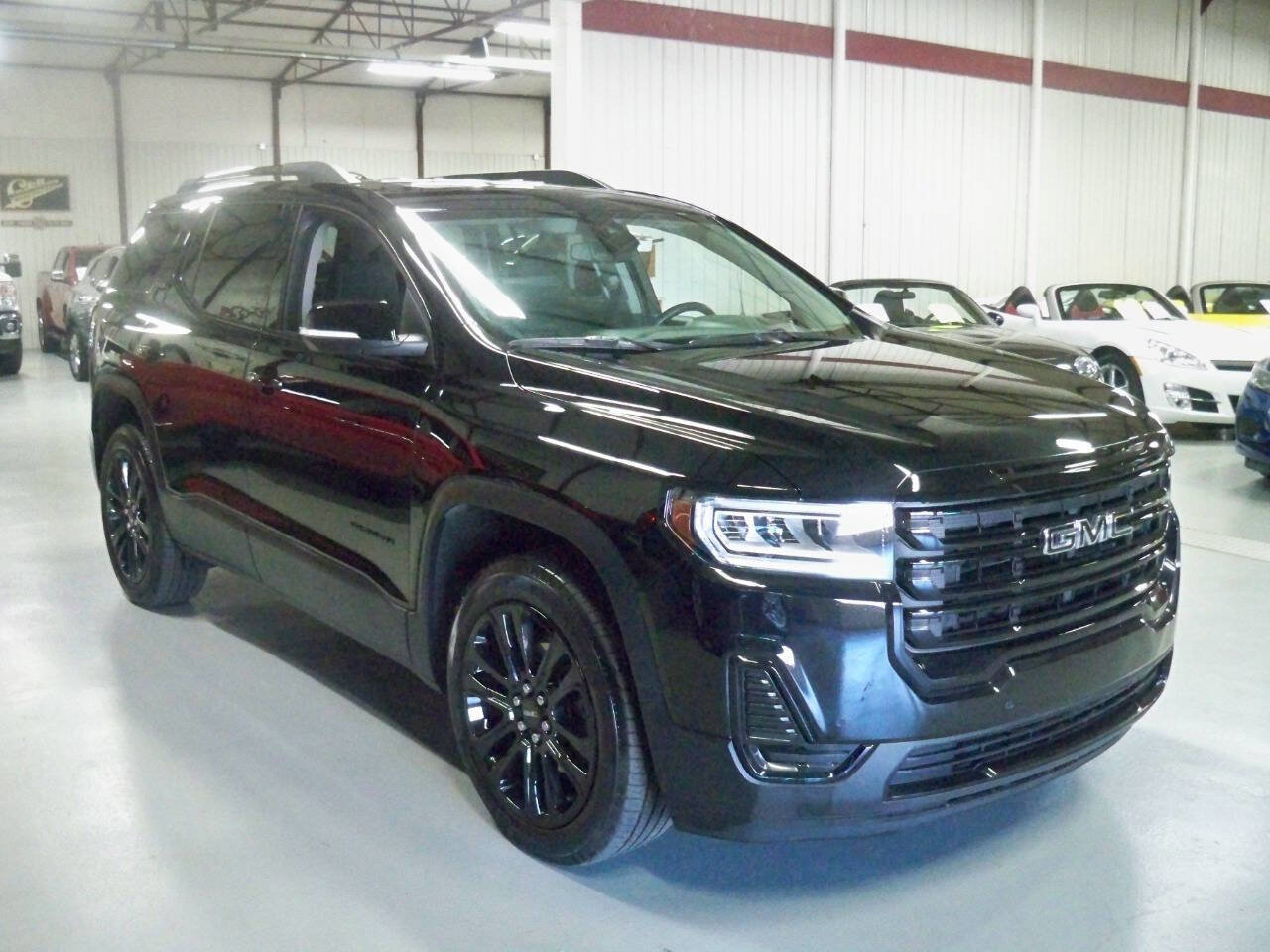 Used 2023 GMC Acadia SLE w/ Driver Convenience Package image 3