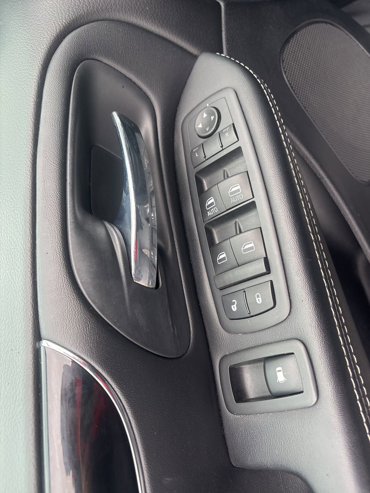 Used 2016 Dodge Grand Caravan SXT image 19