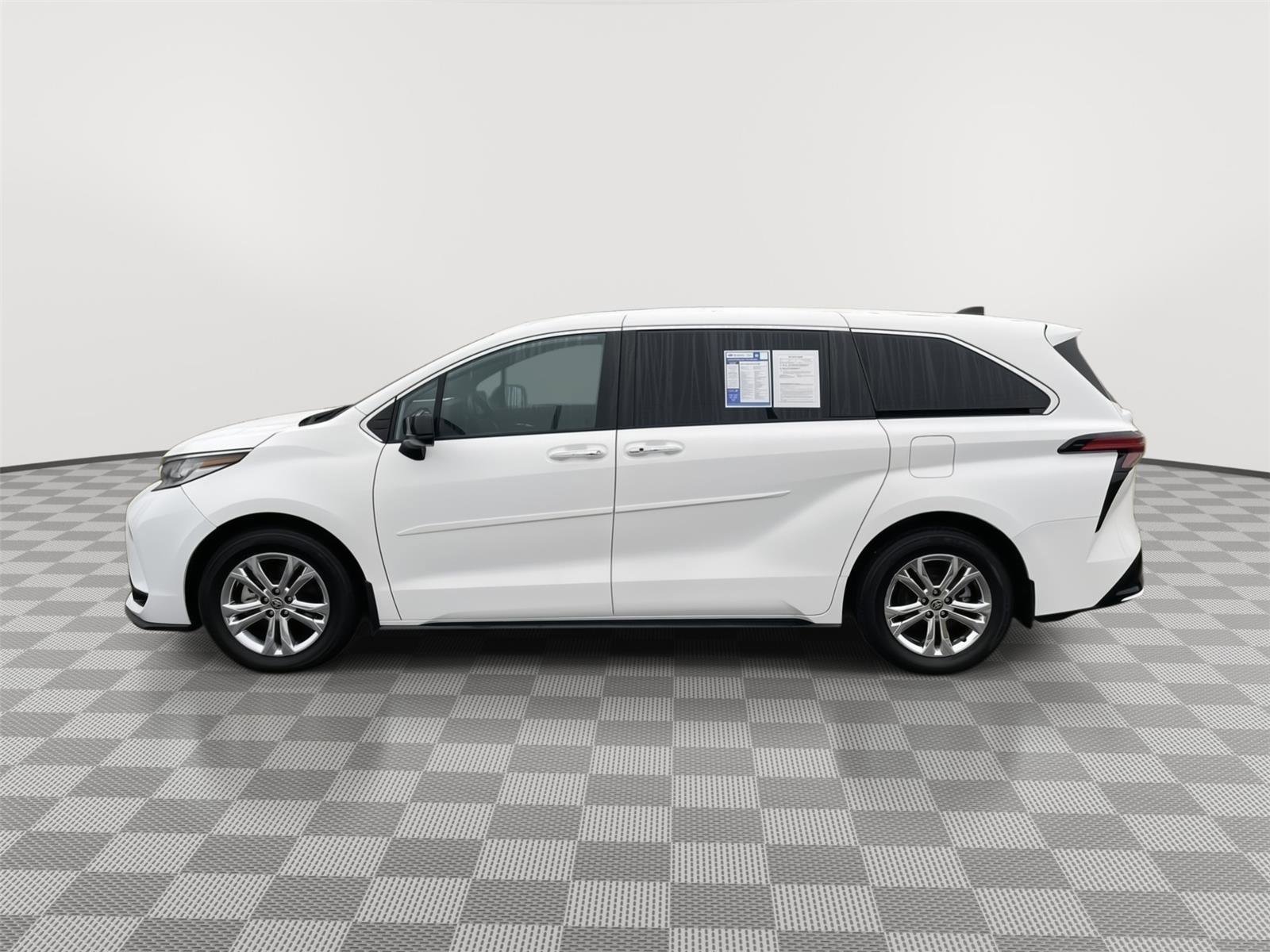 Used 2023 Toyota Sienna XSE AWD/4WD image 4