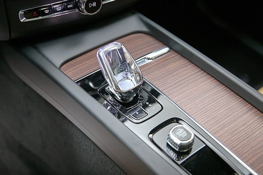 Certified 2025 Volvo XC60 B5 Ultra image 16