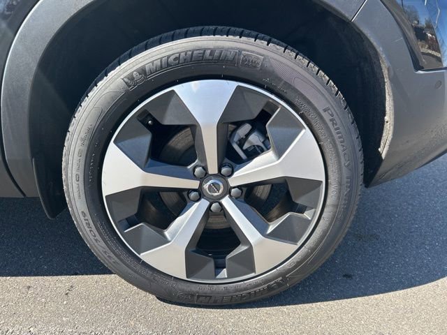 Certified 2025 Volvo XC40 B5 Plus image 9