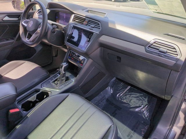 Used 2022 Volkswagen Tiguan SE w/ Panoramic Sunroof Package FWD image 31
