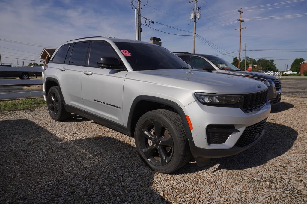 Used 2023 Jeep Grand Cherokee Altitude AWD/4WD image 10