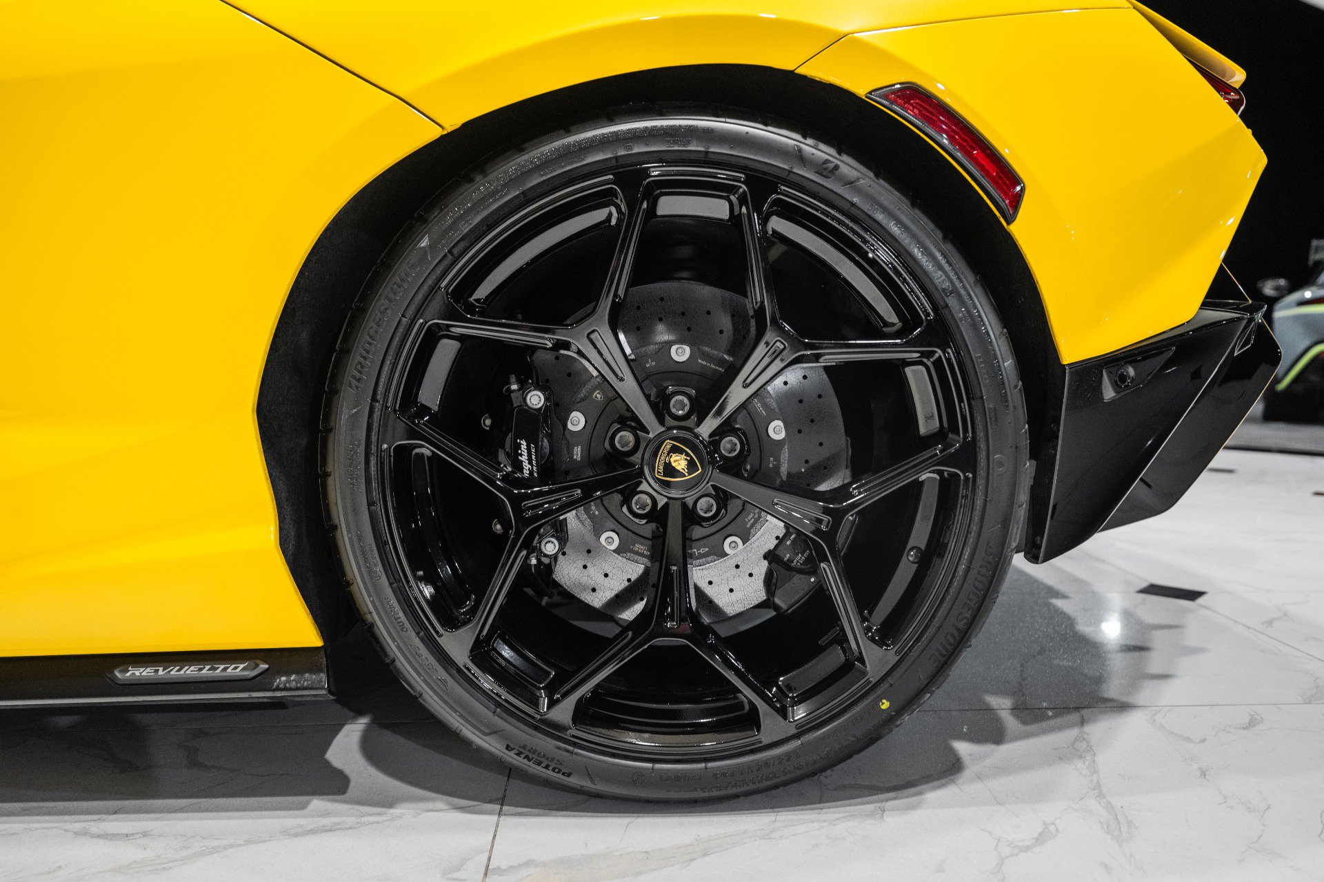 Used 2024 Lamborghini Revuelto image 13