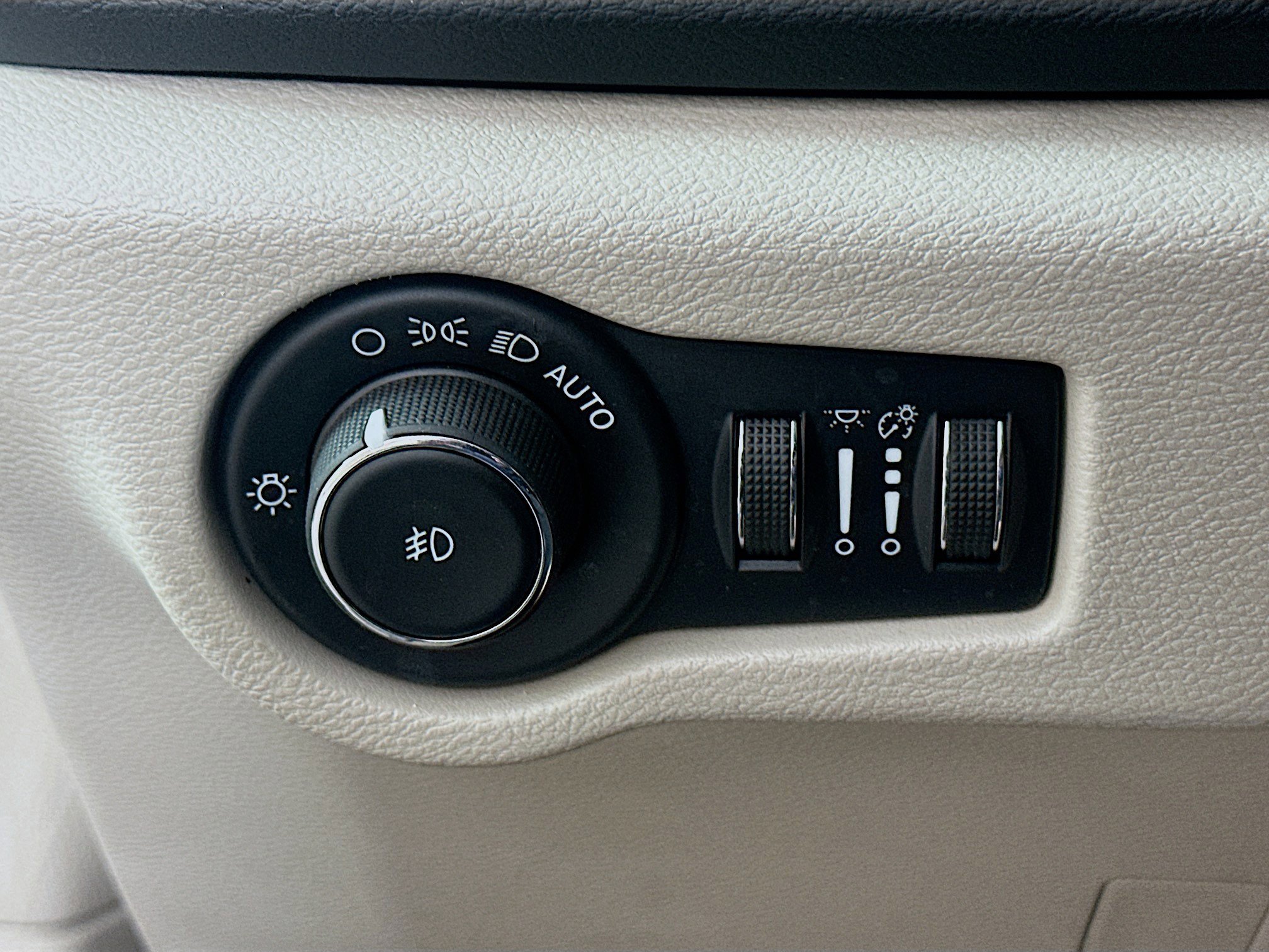 Used 2022 Chrysler Pacifica Touring-L w/ Uconnect Theater Family Group image 17