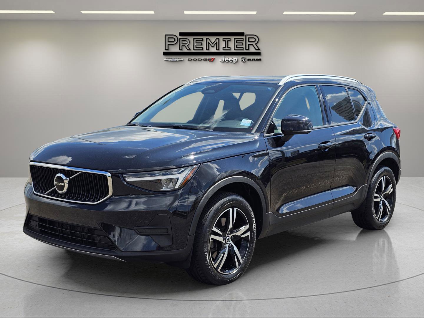 Used 2023 Volvo XC40 B5 Core image 1