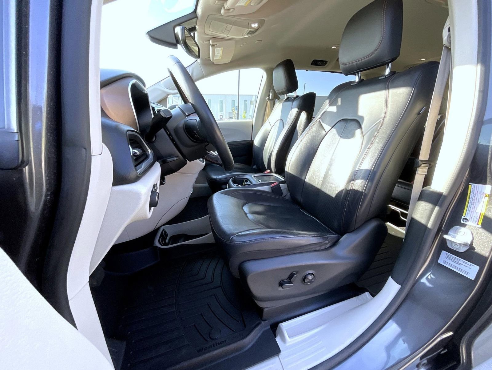 Used 2018 Chrysler Pacifica Touring-L Plus FWD image 11