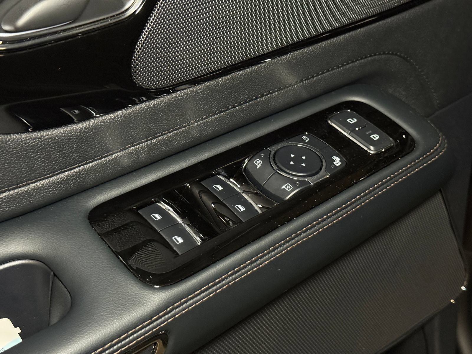 New 2026 Lincoln Aviator AWD image 27