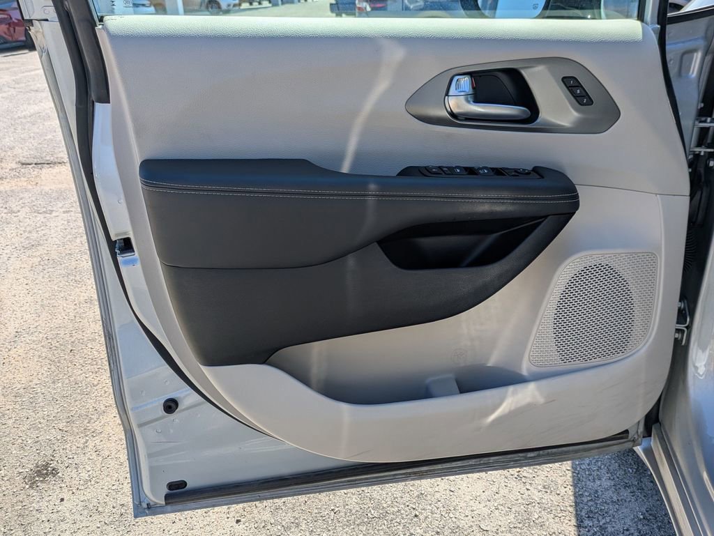 Used 2024 Chrysler Pacifica Touring-L image 11