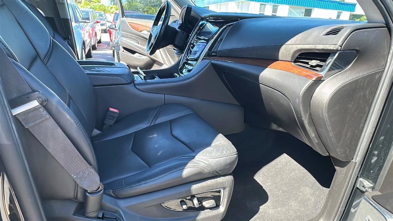 Used 2015 Cadillac Escalade Luxury AWD/4WD image 37