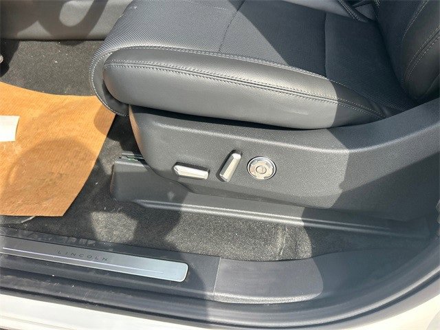 New 2025 Lincoln Navigator L Reserve w/ Jet Appearance Package image 17