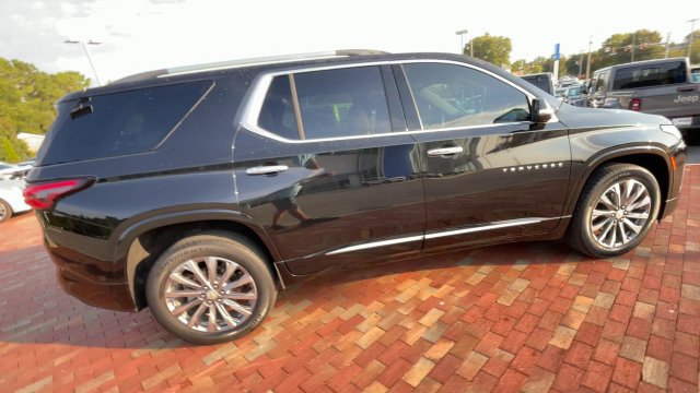 Used 2023 Chevrolet Traverse Premier FWD image 2