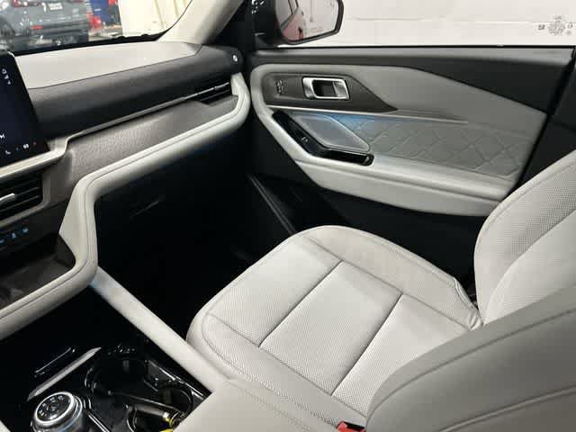 Used 2025 Ford Explorer Platinum w/ Ultimate Package AWD/4WD image 13