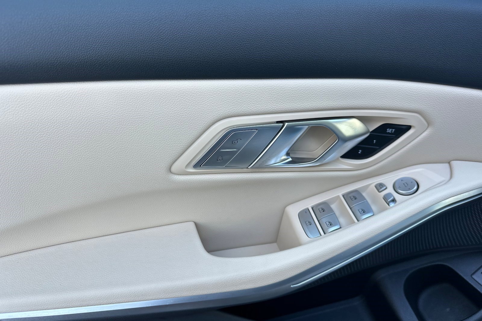 Used 2025 BMW 330i Sedan w/ Premium Package image 12