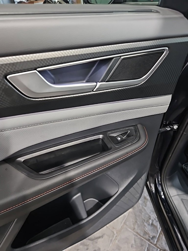 Used 2025 Volkswagen Atlas Peak Edition SE image 24